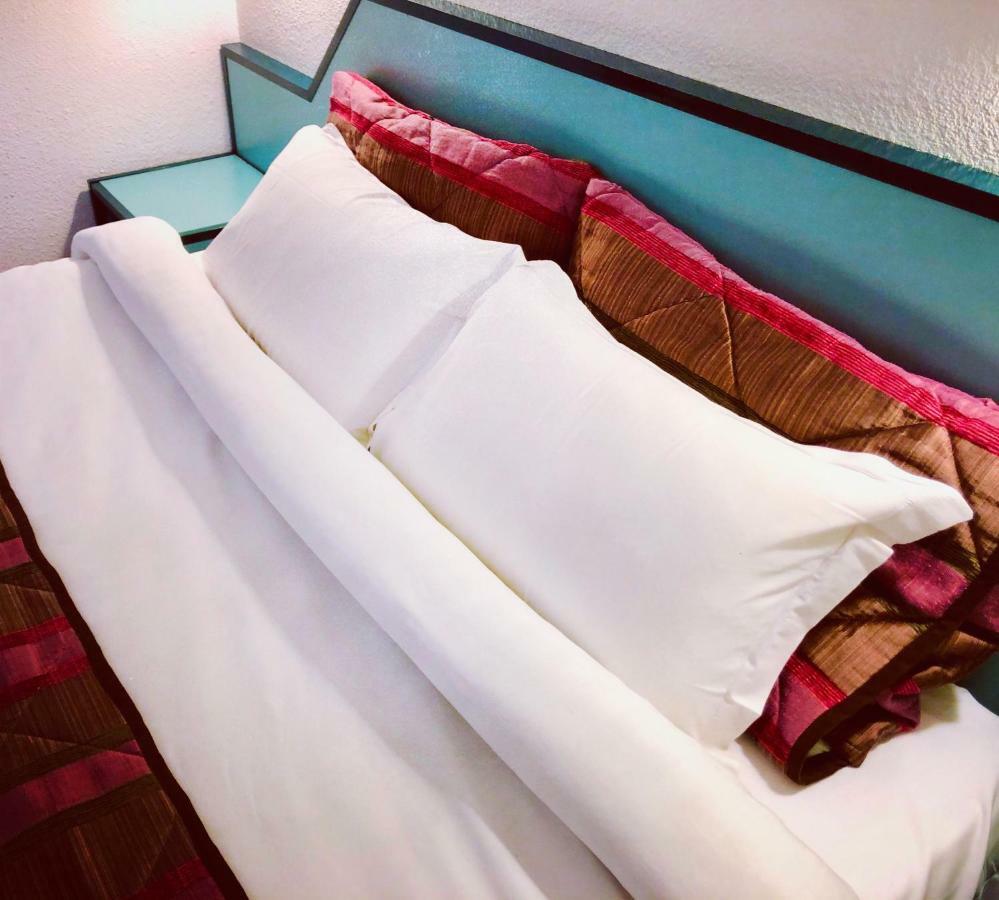 Le Relais De Voisins Hotell Exteriör bild
